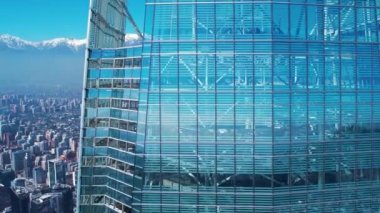 Santiago Şili şehir merkezi, Metropolitan Bölgesi. Başkent Şili 'nin turizm simgelerinin geniş bir manzarası. And Dağları yakınlarındaki caddede binalar ve trafik olan şehir manzarası.