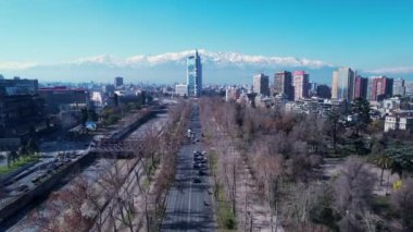 Santiago Şili. Büyük şehir Santiago Şili 'nin şehir manzarası. Kuleleri, binaları ve gökdelenleri olan şehir manzarası. Santiago Şili şehir merkezi.
