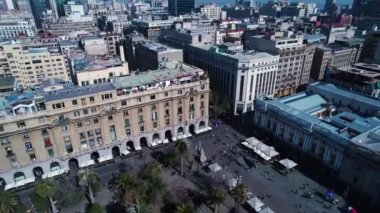 Santiago Şili. Büyük şehir Santiago Şili 'nin şehir manzarası. Kuleleri, binaları ve gökdelenleri olan şehir manzarası. Santiago Şili şehir merkezi.