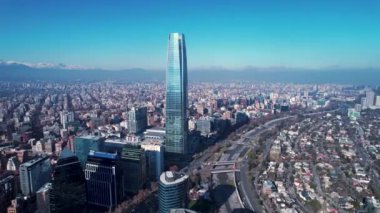 Santiago Şili 'nin And Dağları yakınlarındaki hava manzarası. Turistik bir dönüm noktası. Şehir manzarası Santiago Şili. Seyahat yerleri. Tatiller seyahat eder. Santiago Şili 'nin şehir manzarası.