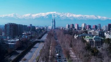 Santiago Şili şehir merkezi, Metropolitan Bölgesi. Başkent Şili 'nin turizm simgelerinin geniş bir manzarası. And Dağları yakınlarındaki caddede binalar ve trafik olan şehir manzarası.