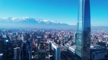 Santiago Şili şehir merkezi, Metropolitan Bölgesi. Başkent Şili 'nin turizm simgelerinin geniş bir manzarası. And Dağları yakınlarındaki caddede binalar ve trafik olan şehir manzarası.