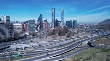 Santiago Şili 'nin And Dağları yakınlarındaki hava manzarası. Turistik bir dönüm noktası. Şehir manzarası Santiago Şili. Seyahat yerleri. Tatiller seyahat eder. Santiago Şili 'nin şehir manzarası.