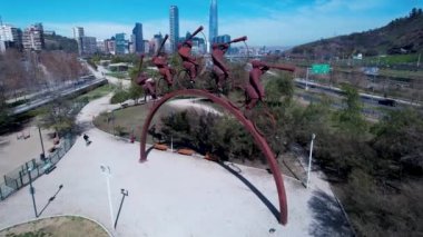 Santiago Şili şehir merkezi, Metropolitan Bölgesi. Başkent Şili 'nin turizm simgelerinin geniş bir manzarası. And Dağları yakınlarındaki caddede binalar ve trafik olan şehir manzarası.