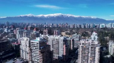 Santiago Şili. Büyük şehir Santiago Şili 'nin şehir manzarası. Kuleleri, binaları ve gökdelenleri olan şehir manzarası. Santiago Şili şehir merkezi.