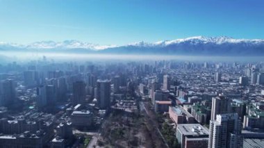 Santiago Şili şehir merkezi, Metropolitan Bölgesi. Başkent Şili 'nin turizm simgelerinin geniş bir manzarası. And Dağları yakınlarındaki caddede binalar ve trafik olan şehir manzarası.