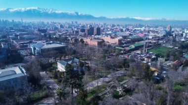 Santiago Şili 'nin And Dağları yakınlarındaki hava manzarası. Turistik bir dönüm noktası. Şehir manzarası Santiago Şili. Seyahat yerleri. Tatiller seyahat eder. Santiago Şili 'nin şehir manzarası.