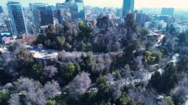 Santiago Şili. Büyük şehir Santiago Şili 'nin şehir manzarası. Kuleleri, binaları ve gökdelenleri olan şehir manzarası. Santiago Şili şehir merkezi.