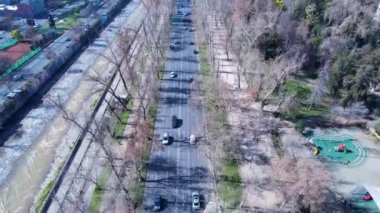 Santiago Şili 'nin And Dağları yakınlarındaki hava manzarası. Turistik bir dönüm noktası. Şehir manzarası Santiago Şili. Seyahat yerleri. Tatiller seyahat eder. Santiago Şili 'nin şehir manzarası.