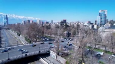 Santiago Şili şehir merkezi, Metropolitan Bölgesi. Başkent Şili 'nin turizm simgelerinin geniş bir manzarası. And Dağları yakınlarındaki caddede binalar ve trafik olan şehir manzarası.