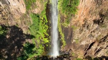 Manzaralı vadi kanyonunda şelale. En yüksek şelale manzarası. Doğa geçmişi. Vadi kanyonlarında çağlayan şelaleler. Jeolojik oluşum ekosistemi. Şelale manzarası.