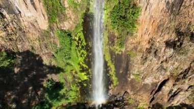 Slow Motion şelalesi manzaralı vadi kanyonunda. En yüksek şelale manzarası. Doğa geçmişi. Vadi kanyonlarında çağlayan şelaleler. Jeolojik oluşum ekosistemi. Şelale manzarası.