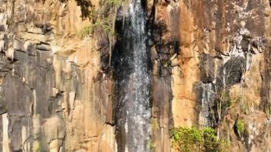 Slow Motion şelalesi manzaralı vadi kanyonunda. En yüksek şelale manzarası. Doğa geçmişi. Vadi kanyonlarında çağlayan şelaleler. Jeolojik oluşum ekosistemi. Şelale manzarası.