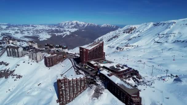 Panoramiczny Widok Ośrodek Narciarski Zaśnieżonych Andach Niedaleko Santiago Chile Górski — Wideo stockowe