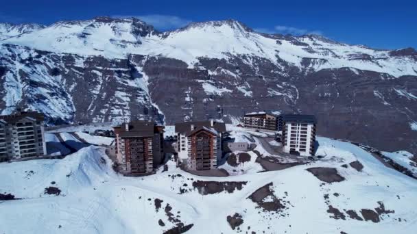 Vista Panorámica Del Centro Estación Esquí Las Montañas Nevadas Los — Vídeo de stock