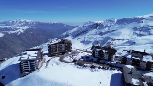 Panoramisch Uitzicht Skigebied Midden Het Besneeuwde Andesgebergte Bij Santiago Chili — Stockvideo