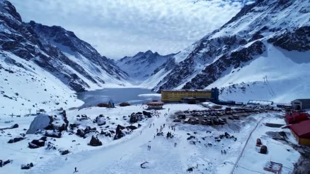 サンティアゴ サンティアゴチリ近くの雪のアンデス山脈のスキーステーションセンター 冬の雪の山の風景です 冬のネス旅行先 冬のネス観光旅行 — ストック動画