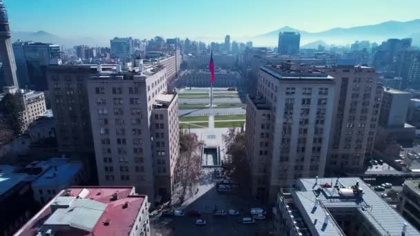 アンデス山脈近くのサンティアゴ チリの空中風景 観光のランドマーク 都市生活風景サンチアゴチリ 旅行先 休暇旅行 サンティアゴ チリの街並 — ストック動画