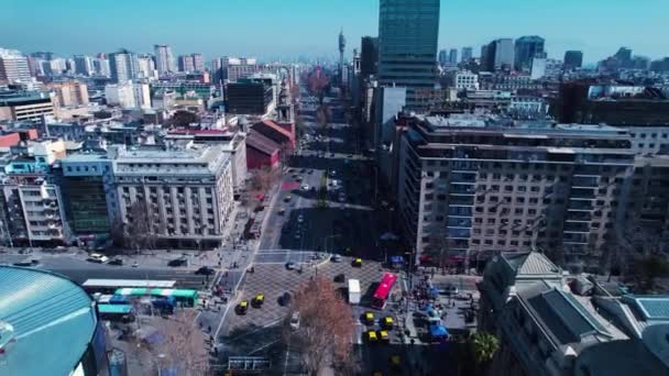サンティアゴ 主要都市の街の風景首都圏のサンティアゴ タワーオフィスビルや高層ビルと都市生活の風景 サンティアゴ チリのダウンタウン — ストック動画
