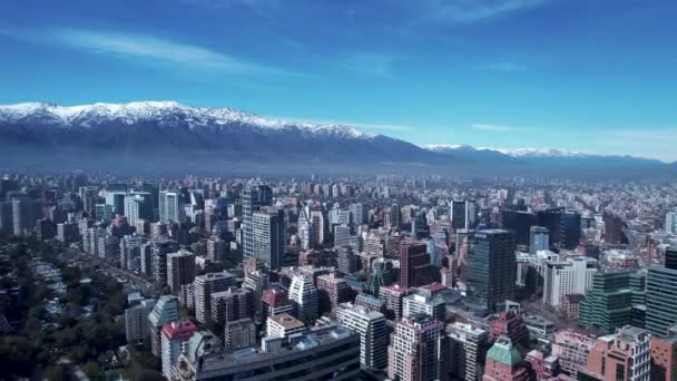 サンティアゴ 主要都市の街の風景首都圏のサンティアゴ タワーオフィスビルや高層ビルと都市生活の風景 サンティアゴ チリのダウンタウン — ストック動画