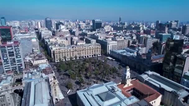 智利圣地亚哥市中心都会区 纵观智利首都旅游地标景观 安第斯山脉附近有建筑物和交通的城市生活风景 — 图库视频影像