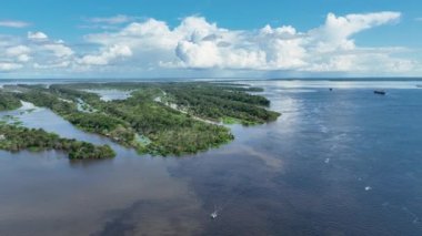 Manaus Amazonas Brezilya 'daki Waters Turizm Toplantısı' nda tekne gezisi. Kahverengi Amazon nehri tarafı iki farklı renkte Black Negro Nehri. Amazon yağmur ormanları Brezilya. Manaus Amazonas Brezilya.