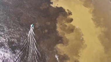 Manaus Brezilya 'da Waters turizminin ünlü buluşması. Kahverengi Amazon nehri nehir kıyısında iki farklı renkte siyah zenci nehri var. Amazon Ormanı Brezilya. Manaus Brezilya.
