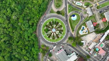 Manaus Brazil şehir merkezindeki ünlü Letters Square Roundabout 'un panoramik hava görüntüsü. Turizm simgesi şehir manzarası. Manaus Brezilya şehir merkezindeki Döner kavşak harfleri.