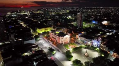 Manaus Amazonas şehir merkezinde günbatımı gökyüzü Brezilya Amazon nehri ve Amazon ormanı. Seyahat yerleri. Günbatımı silüeti. Manaus Amazonas Brezilya 'da günbatımı kıyı kenti.