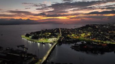 Manaus Amazonas şehir merkezinde günbatımı gökyüzü Brezilya Amazon nehri ve Amazon ormanı. Seyahat yerleri. Günbatımı silüeti. Manaus Amazonas Brezilya 'da günbatımı kıyı kenti.