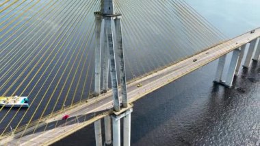 Manaus Brezilya. Manaus Brezilya şehir merkezindeki tarihi asma kablo köprüsü. Amazon eyaleti Manaus 'un posta kartı şehri. Ulaşım, ünlü köprü. Açık şehir manzarası. Seyahat hedefi.
