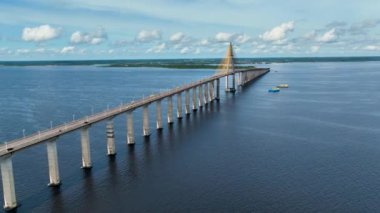 Manaus Brezilya şehir merkezi. Manaus Brezilya şehir merkezindeki Black River 'ın üzerindeki ünlü kablolu yayın köprüsünde kaldı. Manaus şehrinde kartpostal. İnşaat ulaşım manzarası. Tarihi kablo köprüsü. Açık şehir manzarası.