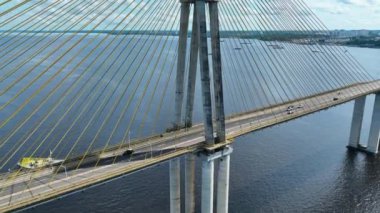 Manaus Brezilya. Manaus Brezilya şehir merkezindeki tarihi asma kablo köprüsü. Amazon eyaleti Manaus 'un posta kartı şehri. Ulaşım, ünlü köprü. Açık şehir manzarası. Seyahat hedefi.
