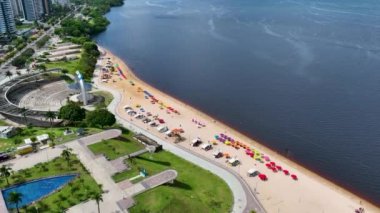 Manaus Brezilya şehir merkezindeki doğa Ponte Negra şehir plajı. Amazon Nehri ve Amazon Ormanı yakınlarındaki Black River 'da plaj eğlencesi. Tropik seyahat rotası. Açık hava manzarası. Manaus Brezilya.
