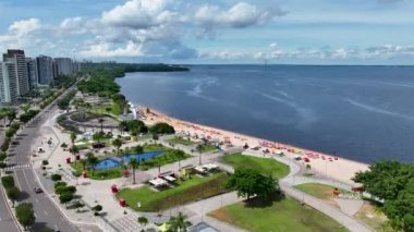 Manaus Brezilya şehir merkezindeki Ponte Negra plajı. Amazon Nehri ve Amazon Yağmur Ormanı yakınlarındaki Manaus Brezilya şehrindeki Black River 'da tarihi plaj eğlencesi. Rahatlama manzarası. Şehir plajı Amazonları eyaleti.