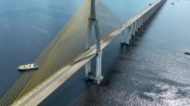 Manaus Brezilya. Manaus Brezilya şehir merkezindeki tarihi asma kablo köprüsü. Amazon eyaleti Manaus 'un posta kartı şehri. Ulaşım, ünlü köprü. Açık şehir manzarası. Seyahat hedefi.