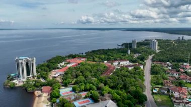 Manaus Brezilya şehir merkezindeki Ponte Negra plajı. Amazon Nehri ve Amazon Yağmur Ormanı yakınlarındaki Manaus Brezilya şehrindeki Black River 'da tarihi plaj eğlencesi. Rahatlama manzarası. Şehir plajı Amazonları eyaleti.