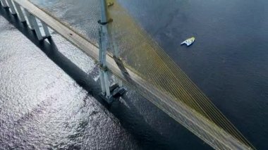 Manaus Brezilya. Manaus Brezilya şehir merkezindeki tarihi asma kablo köprüsü. Amazon eyaleti Manaus 'un posta kartı şehri. Ulaşım, ünlü köprü. Açık şehir manzarası. Seyahat hedefi.