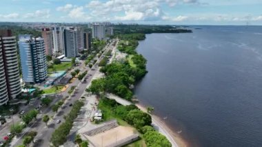 Manaus Brezilya şehir merkezindeki doğa Ponte Negra şehir plajı. Amazon Nehri ve Amazon Ormanı yakınlarındaki Black River 'da plaj eğlencesi. Tropik seyahat rotası. Açık hava manzarası. Manaus Brezilya.