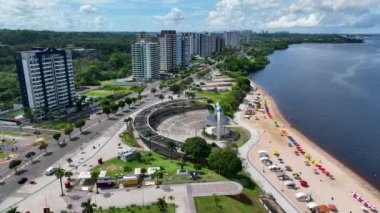 Manaus Brezilya şehir merkezindeki Ponte Negra plajı. Amazon Nehri ve Amazon Yağmur Ormanı yakınlarındaki Manaus Brezilya şehrindeki Black River 'da tarihi plaj eğlencesi. Rahatlama manzarası. Şehir plajı Amazonları eyaleti.