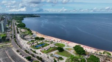 Manaus Brezilya şehir merkezindeki Ponte Negra plajı. Amazon Nehri ve Amazon Yağmur Ormanı yakınlarındaki Manaus Brezilya şehrindeki Black River 'da tarihi plaj eğlencesi. Rahatlama manzarası. Şehir plajı Amazonları eyaleti.