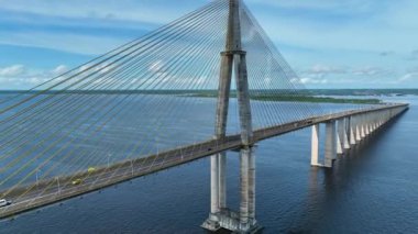 Manaus Brezilya. Manaus Brezilya şehir merkezindeki tarihi asma kablo köprüsü. Amazon eyaleti Manaus 'un posta kartı şehri. Ulaşım, ünlü köprü. Açık şehir manzarası. Seyahat hedefi.