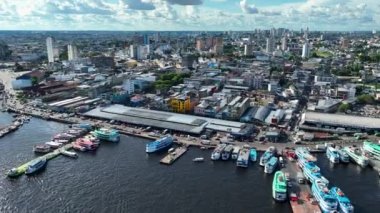 Manaus şehir merkezinin şehir merkezi, Brezilya 'nın kuzey bölgesi, Amazon nehri ve Amazon ormanı. Seyahat yerleri. Tropik seyahat. Amazon ekosisteminde yeşil sürdürülebilir turizm.