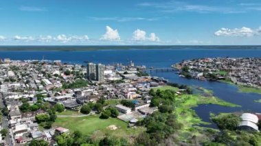 Manaus şehir merkezinin şehir merkezi, Brezilya 'nın kuzey bölgesi, Amazon nehri ve Amazon ormanı. Seyahat yerleri. Tropik seyahat. Amazon ekosisteminde yeşil sürdürülebilir turizm.