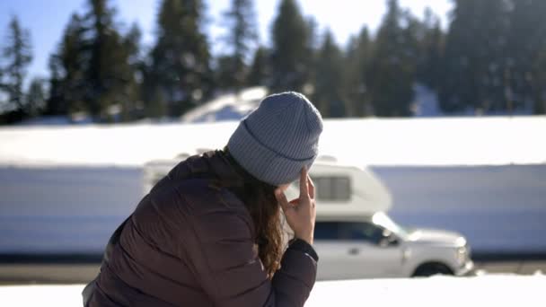 Donna premurosa con pini e neve come sfondo al lago Crater, Oregon — Video Stock