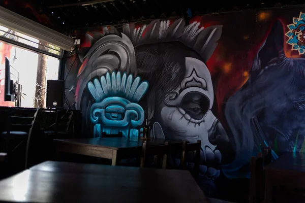 Belo mural em restaurante de mulher com rosto esqueleto mexicano — Fotografia de Stock