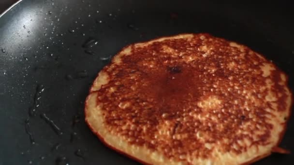 Close-up de panqueca cozida em uma frigideira — Vídeo de Stock