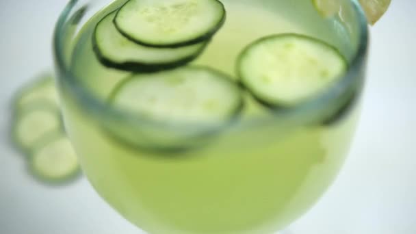 Pepino refrescante e bebida de limão na superfície branca — Vídeo de Stock
