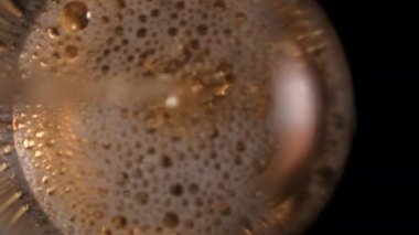 Beyaz şarabı yukarıdan siyah bir yüzeye dökerek.