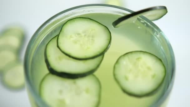 Verfrissende komkommer en limoendrank op wit oppervlak — Stockvideo